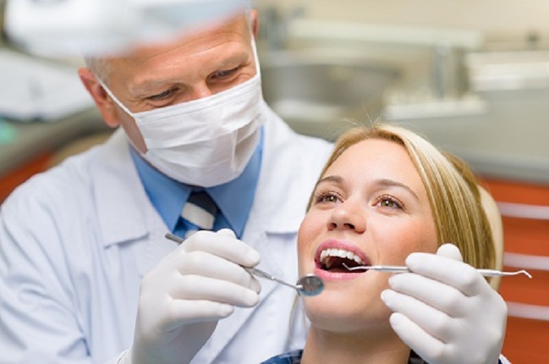 Khám răng định kỳ sẽ giúp bác sĩ phát hiện sớm và điều trị kịp thời tình trạng viêm lợi cho bạn