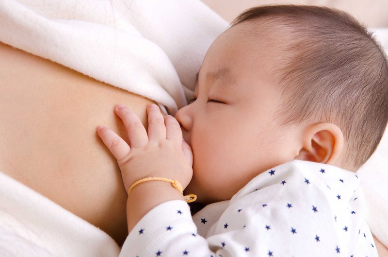 Bổ sung dưỡng chất cho bé thông qua nguồn sữa mẹ