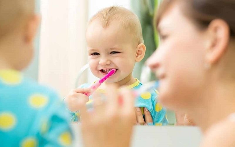 Hãy hướng dẫn trẻ chải răng từ nhỏ để phòng ngừa sâu răng.