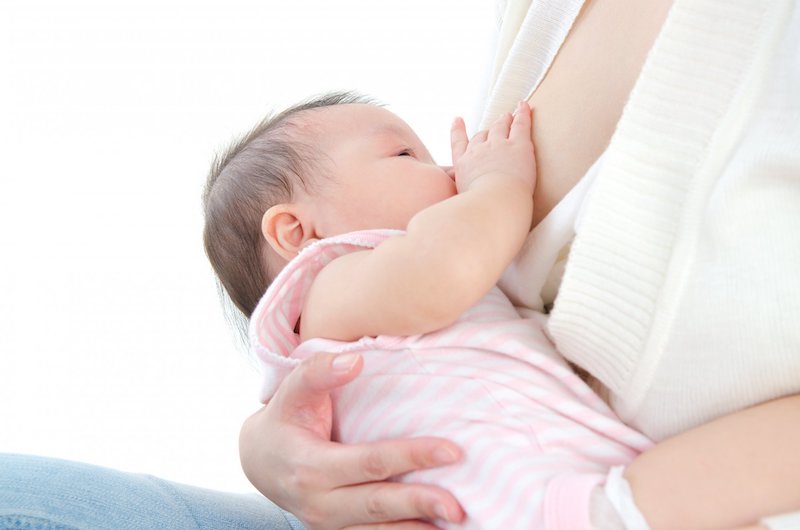 Bệnh hoàn toàn có thể lây lan thông qua tiếp xúc gần giữa bé và mẹ, nhất là trong quá trình bú