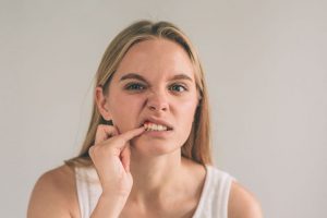 Hôi miệng chảy máu chân răng: Nguyên nhân và cách điều trị