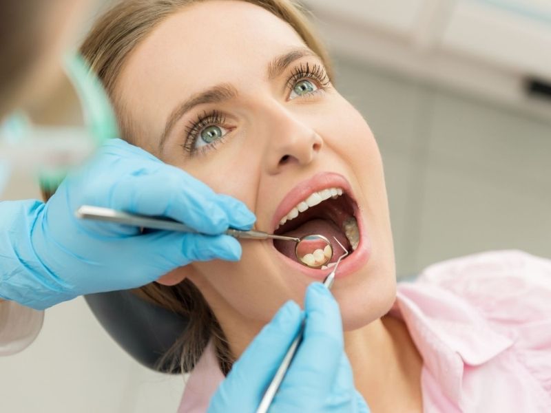 Trước khi trồng răng, bác sĩ cần vệ sinh sạch sẽ khoang miệng của bạn